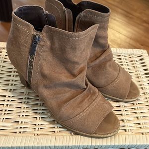 White Mountain tan suede heeled open toe booties